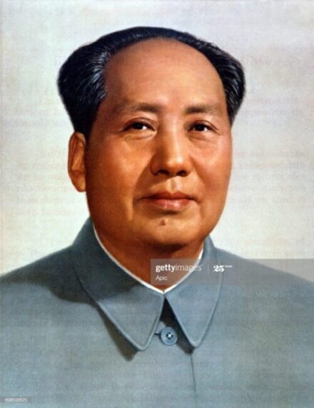 El pensamiento luminoso del camarada Mao elimina el camino hacia el comunismo