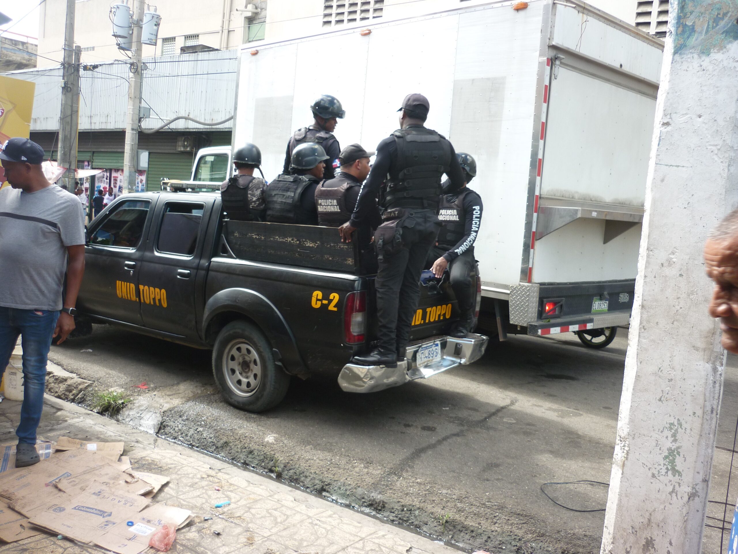 Culpan a Joaquín Castillo y Yanira Genao de Desalojo de Cinco Negocios en Mejoramiento Social con presencia de 200 policías y militares !