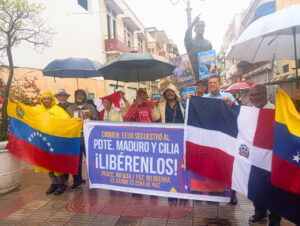 Bajo lluvia y firmeza: en Dominicana exigen el retorno de la Pareja Presidencial de Venezuela